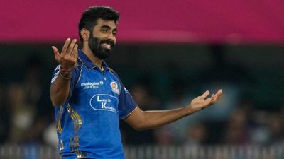 'वनडे टीम इंडिया की नहीं मिलेगी', जसप्रीत बुमराह ने IPL में पहली बार कप्तानी करके जीत दर्ज करने के बाद क्यों कहा ऐसा ? Jasprit Bumrah in this frame. (X)