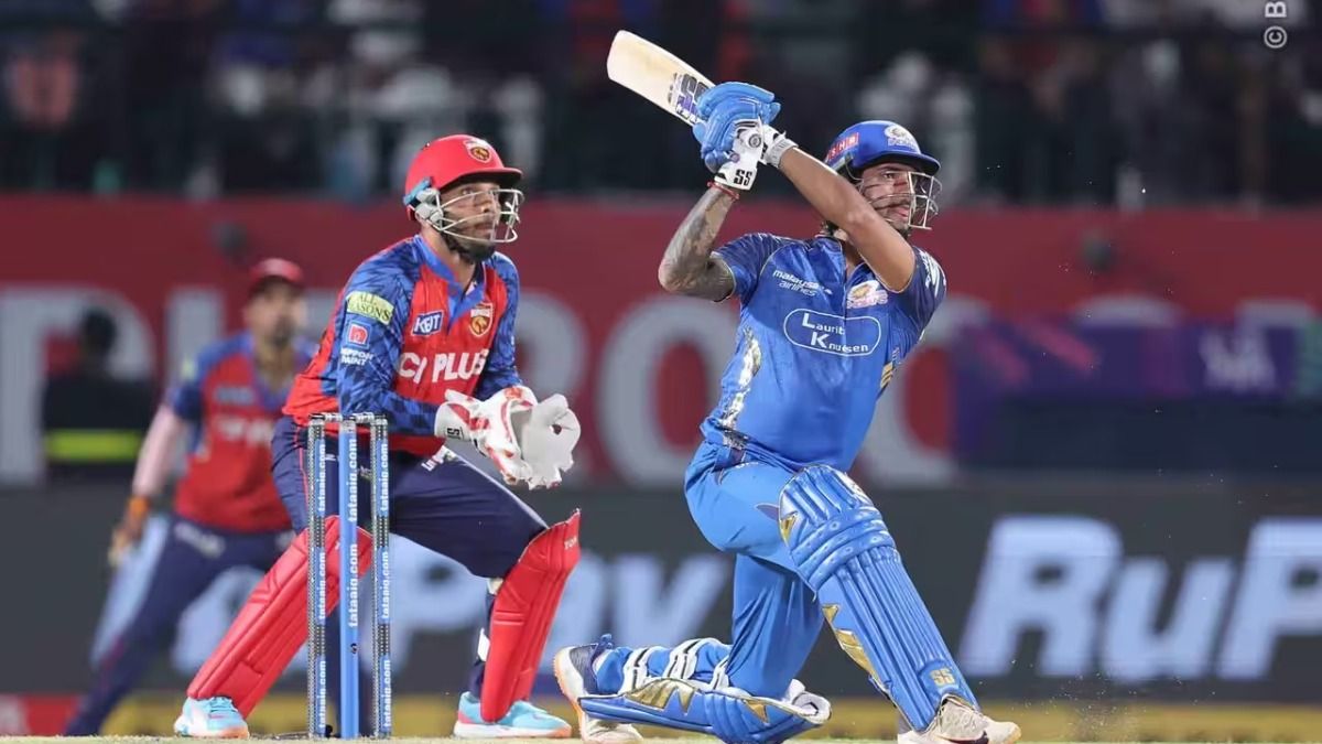 मैच के दौरान शॉट खेलते हुए तिलक वर्मा 