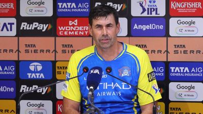 CSK का चौथा खिलाड़ी इंजरी के चलते IPL से बाहर हुआ तो कोच फ्लेमिंग का छलका दर्द, कहा - हम आंख बंद करके प्लेयर्स को... CSK head coach Stephen Fleming in frame. (X)