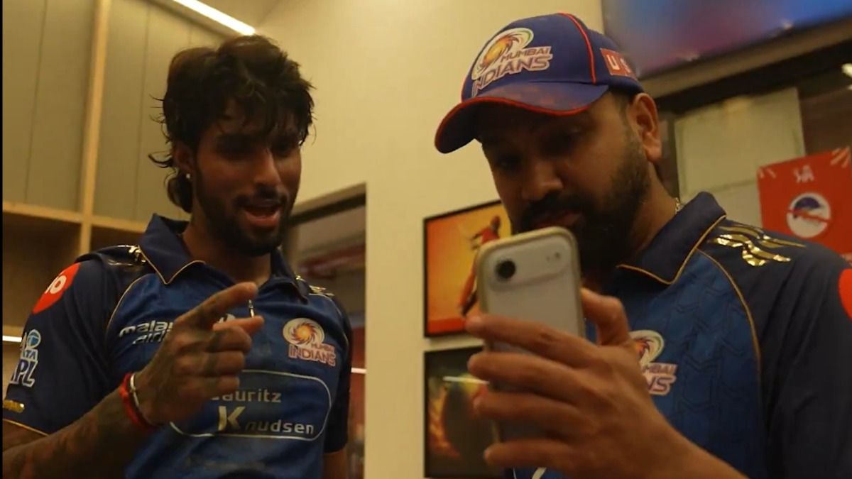 मुंबई इंडियंस के ड्रेसिंग रूम में तिलक वर्मा और रोहित शर्मा 