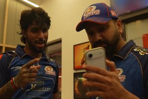 'मेरी इनिंग मत देखना', रोहित शर्मा ने MI के ड्रेसिंग रूम में किसे फोन पर तिलक वर्मा की पारी देखने को कहा? VIDEO वायरल SportsTak Hindi