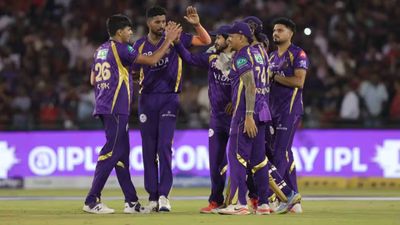 IPL 2026 में KKR को अधरझूल में छोड़ घर लौटा यह खिलाड़ी, टेस्ट की तैयारी पर देगा ध्यान KKR players in game vs RCB. (BCCI/IPL)