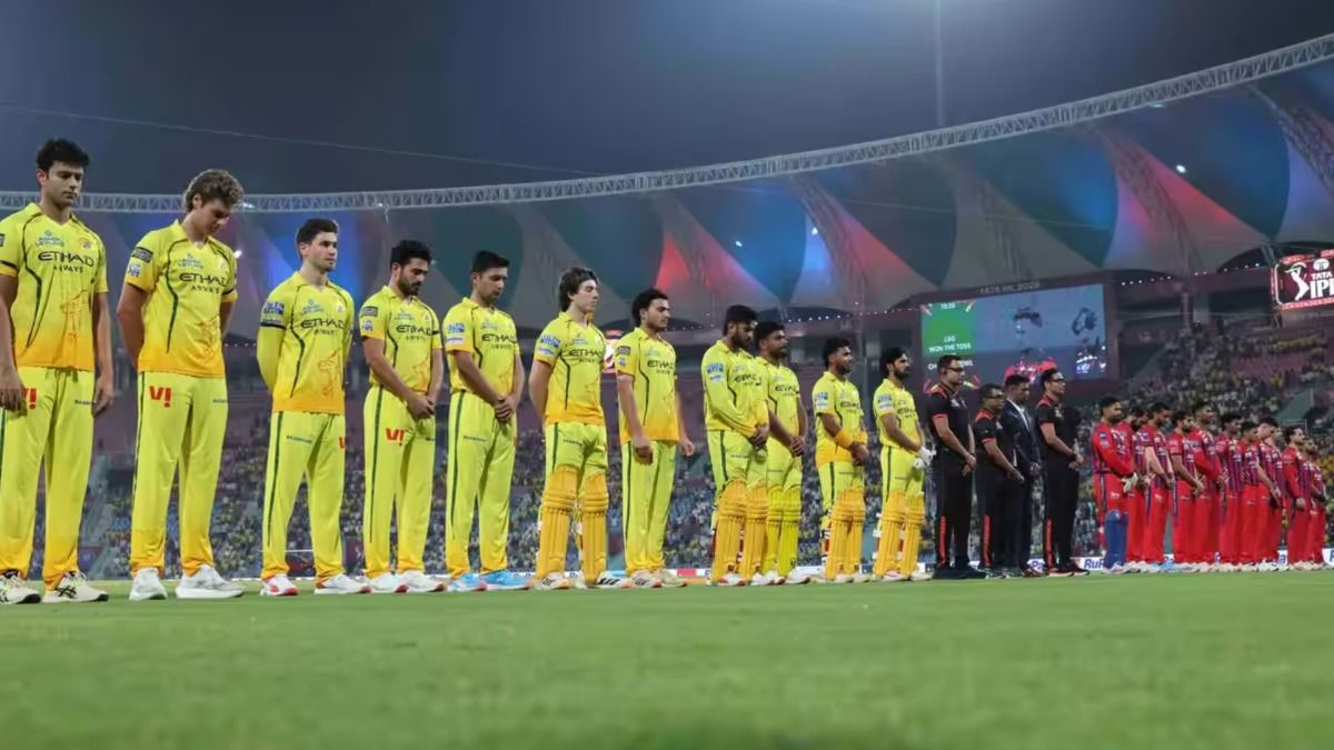 चेन्नई और लखनऊ के खिलाड़ियों ने काली पट्टी बांधी. (Photo: BCCI)