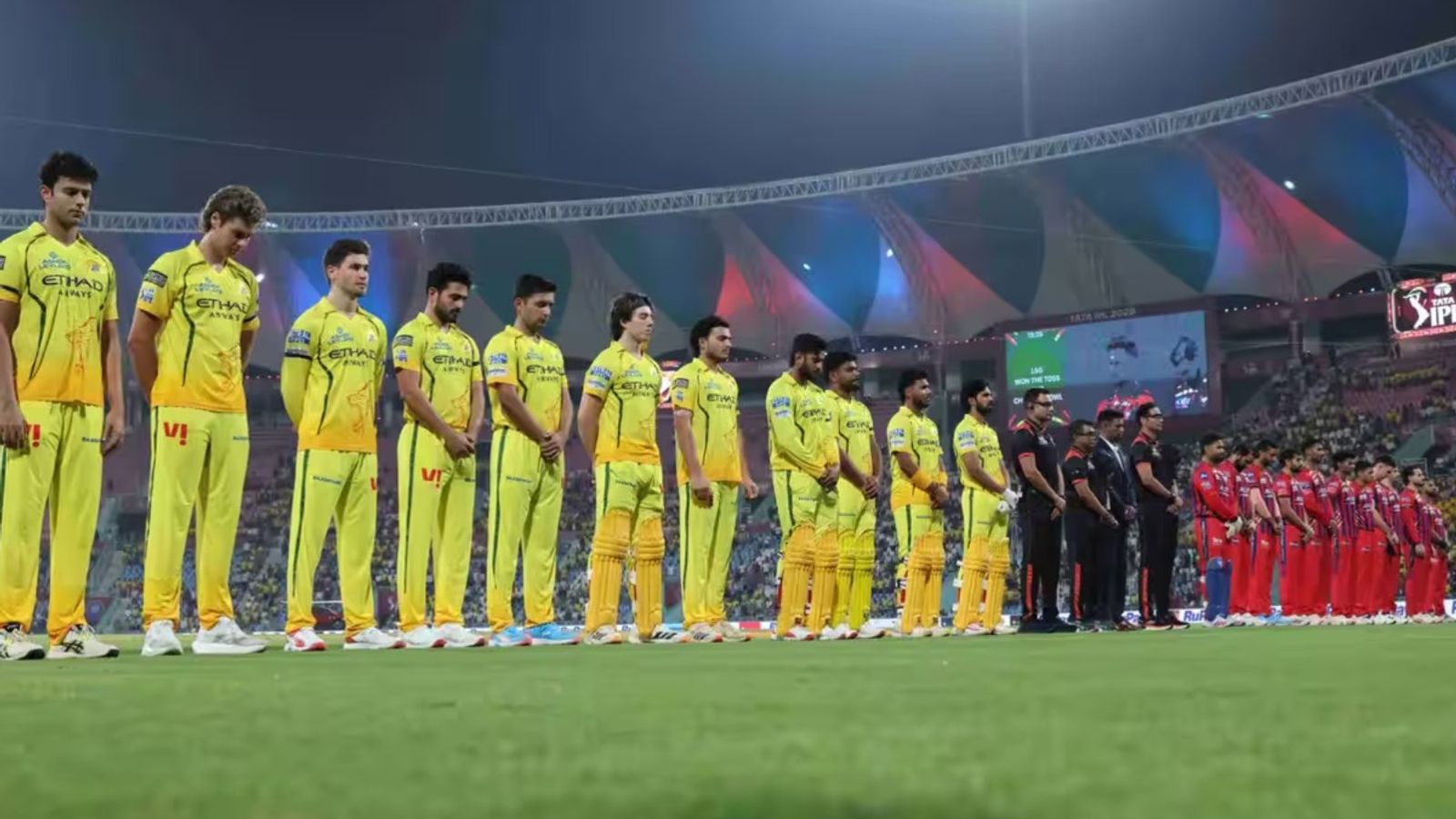 LSG vs CSK के बीच IPL 2026 मुकाबले में खिलाड़ियों ने बाजू पर क्यों बांधी काली पट्टी चेन्नई और लखनऊ के खिलाड़ियों ने काली पट्टी बांधी. (Photo: BCCI)