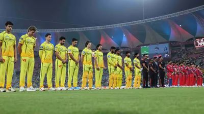 LSG vs CSK के बीच IPL 2026 मुकाबले में खिलाड़ियों ने बाजू पर क्यों बांधी काली पट्टी SportsTak Hindi