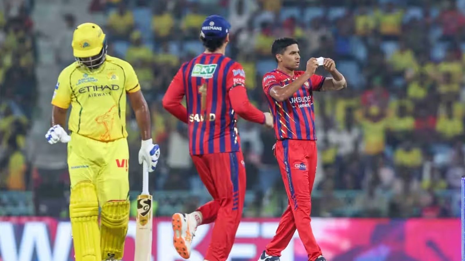 IPL में पर्ची पर बैन लगाने की मांग, CSK के खिलाफ शानदार प्रदर्शन के बाद भी ट्रोल हो गए LSG के आकाश सिंह आकाश सिंह ने CSK के खिलाफ नोट सेलिब्रेशन किया. (PC: IPL)