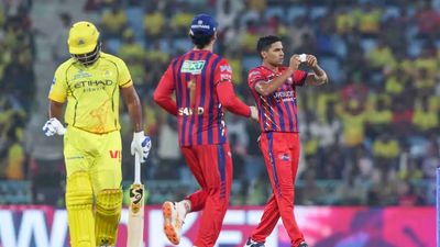 IPL में पर्ची पर बैन लगाने की मांग, CSK के खिलाफ शानदार प्रदर्शन के बाद भी ट्रोल हो गए LSG के आकाश सिंह SportsTak Hindi