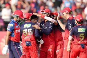 PBKS vs RCB: आरसीबी ने प्लेऑफ का कटाया टिकट, पंजाब किंग्स को मिली लगातार छठी हार SportsTak Hindi
