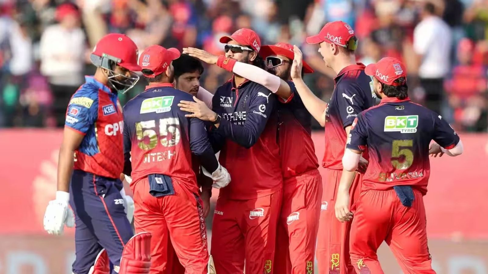 IPL 2026 playoffs scenario: RCB ने सबसे पहले कटाया टिकट, अब तीन स्थान के लिए सात टीमों के बीच रेस, जानें कौन कैसे कर सकता है क्वालिफाई रॉयल चैलेंजर्स बेंगलुरु प्लेऑफ में पहुंच गई है. (PC: IPL )