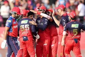 IPL 2026 playoffs scenario: RCB ने सबसे पहले कटाया टिकट, अब तीन स्थान के लिए सात टीमों के बीच रेस, जानें कौन कैसे कर सकता है क्वालिफाई SportsTak Hindi