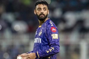 IPL 2026: चोटिल होने के बाद भी वरुण चक्रवर्ती के गेंदबाजी करने पर बवाल, BCCI की मेडिकल टीम दे सकती है दखल SportsTak Hindi