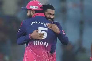 रवींद्र जडेजा को लेकर रियान पराग ने बोला झूठ! RR कोच ने हार के बाद ऑलराउंडर को न खिलाने की बताई सच्चाई SportsTak Hindi