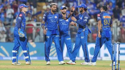 मुंबई को कोलकाता मैच से पहले लगा झटका, दो धुरंधर IPL 2026 से बाहर, जानिए क्यों SportsTak Hindi