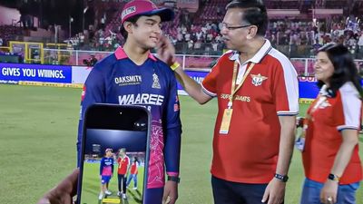 'मैं तुम्हारे लिए जल्द ही बोली लगाऊंगा', संजीव गोयनका की LSG को हराने वाले वैभव सूर्यवंशी से बातचीत, सुनील गावस्कर ने किया ट्रोल SportsTak Hindi