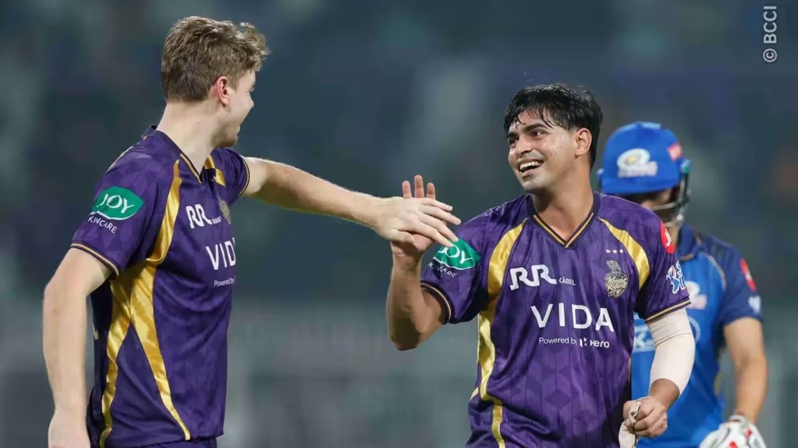 KKR vs MI : KKR ने मुंबई को घर पर किया ढेर, पिछले सात में छह मैच जीतकर प्लेऑफ की तरफ बढ़ाया कदम केकेआर के लिए विकेट लेने के बाद कैमरन ग्रीन और कार्तिक त्यागी
