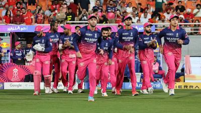 IPL 2026 Playoff Qualification Scenarios: पांच मैच बाकी, RR की स्थिति मजबूत, आखिरी जगह के लिए रेस में PBKS और KKR, जानें किस टीम को अब क्या करना होगा? SportsTak Hindi