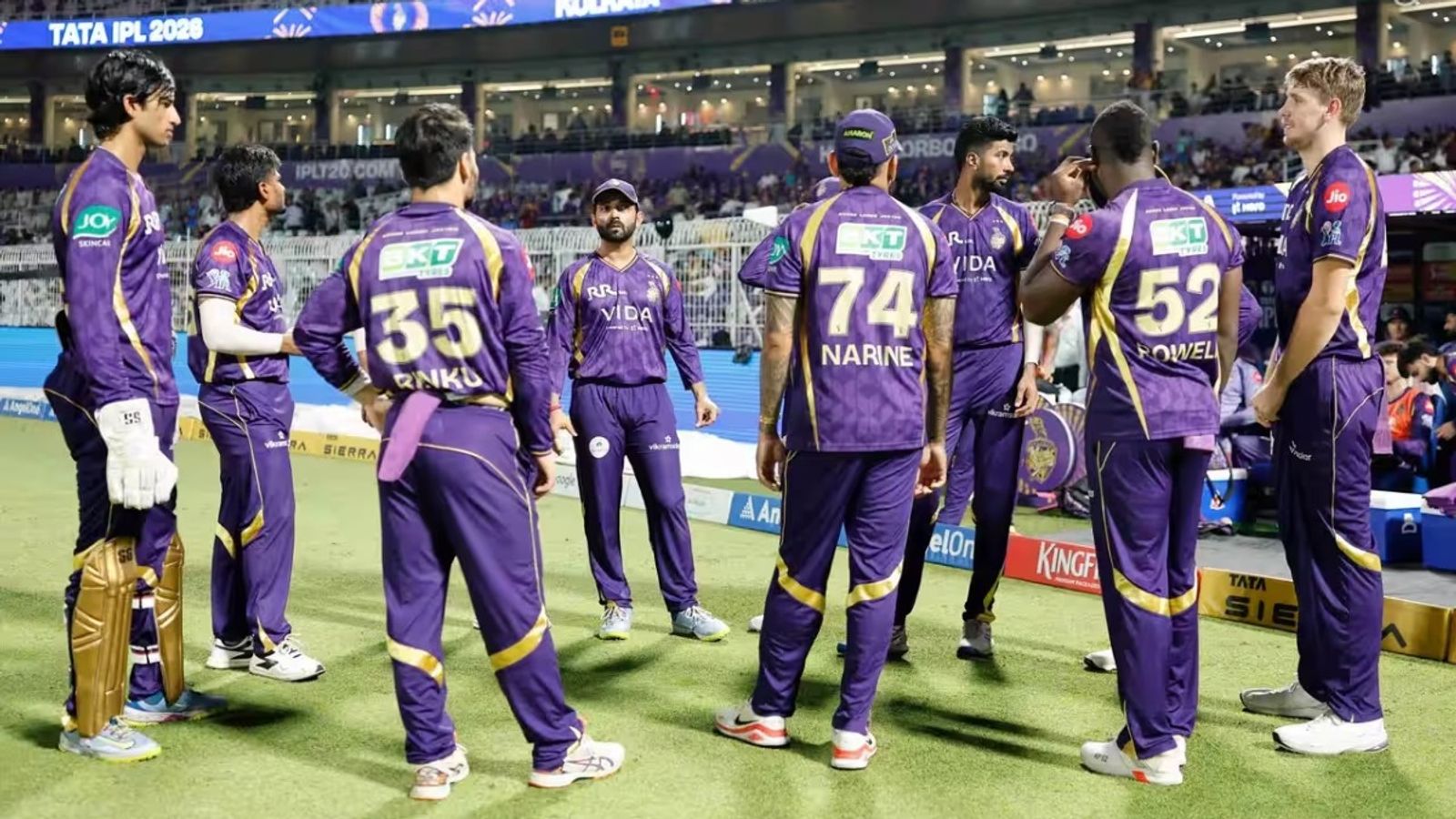 KKR का स्टार बल्लेबाज IPL 2026 के आखिरी लीग मैच से हो सकता है बाहर! ICC का अपडेटेड नियम बना वजह अंगकृष रघुवंशी तिलक वर्मा का कैच लेने की कोशिश में वरुण चक्रवर्ती से टकरा गए. (PC: X)
