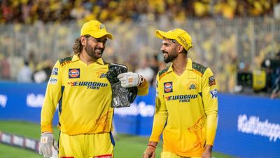 क्या धोनी नहीं चाहते थे गायकवाड़ बनें कप्तान ? CSK के खिलाड़ी ने बताई अंदर की बात MS Dhoni and Ruturaj Gaikwad in this frame. (X)