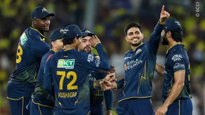 GT vs CSK : रबाडा और सिराज के आगे 140 पर ढेर चेन्नई, गुजरात ने 89 रनों की जीत से टॉप-2 में बनाई जगह Captain Shubman Gill with Gujarat players