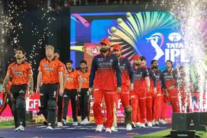 SRH vs RCB: पिच रिपोर्ट, वेदर अपडेट, हेड टू हेड रिकॉर्ड, प्लेइंग XI और लाइव स्ट्रीमिंग की डिटेल्स SportsTak Hindi