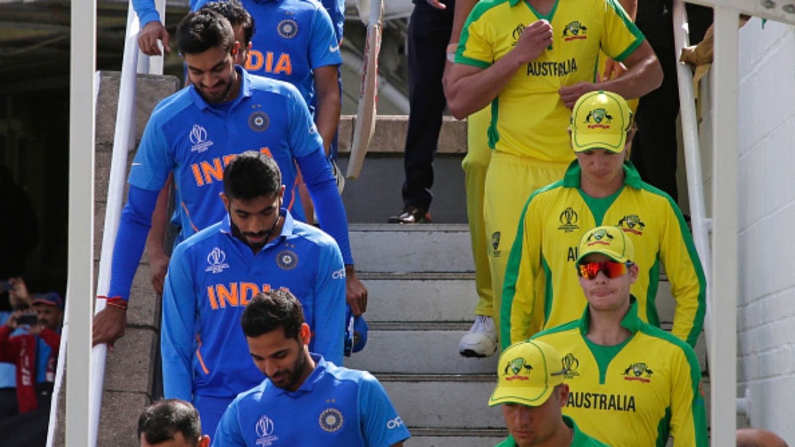 टीम इंडिया के लिए 12 वनडे-9 T20I खेलने वाले खिलाड़ी ने IPL के बीच लिया संन्यास, अब विदेश में खेलेगा! विजय शंकर (पीछे से पहले) (Photo: Getty)
