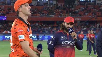 RCB पर प्लेऑफ से पहले बड़ा संकट!, धाकड़ बैटर इंजरी के चलते बाहर, कोहली के साथ पहली बार ओपन करेगा ये धुरंधर Rajat Patidar and Pat Cummins during the toss