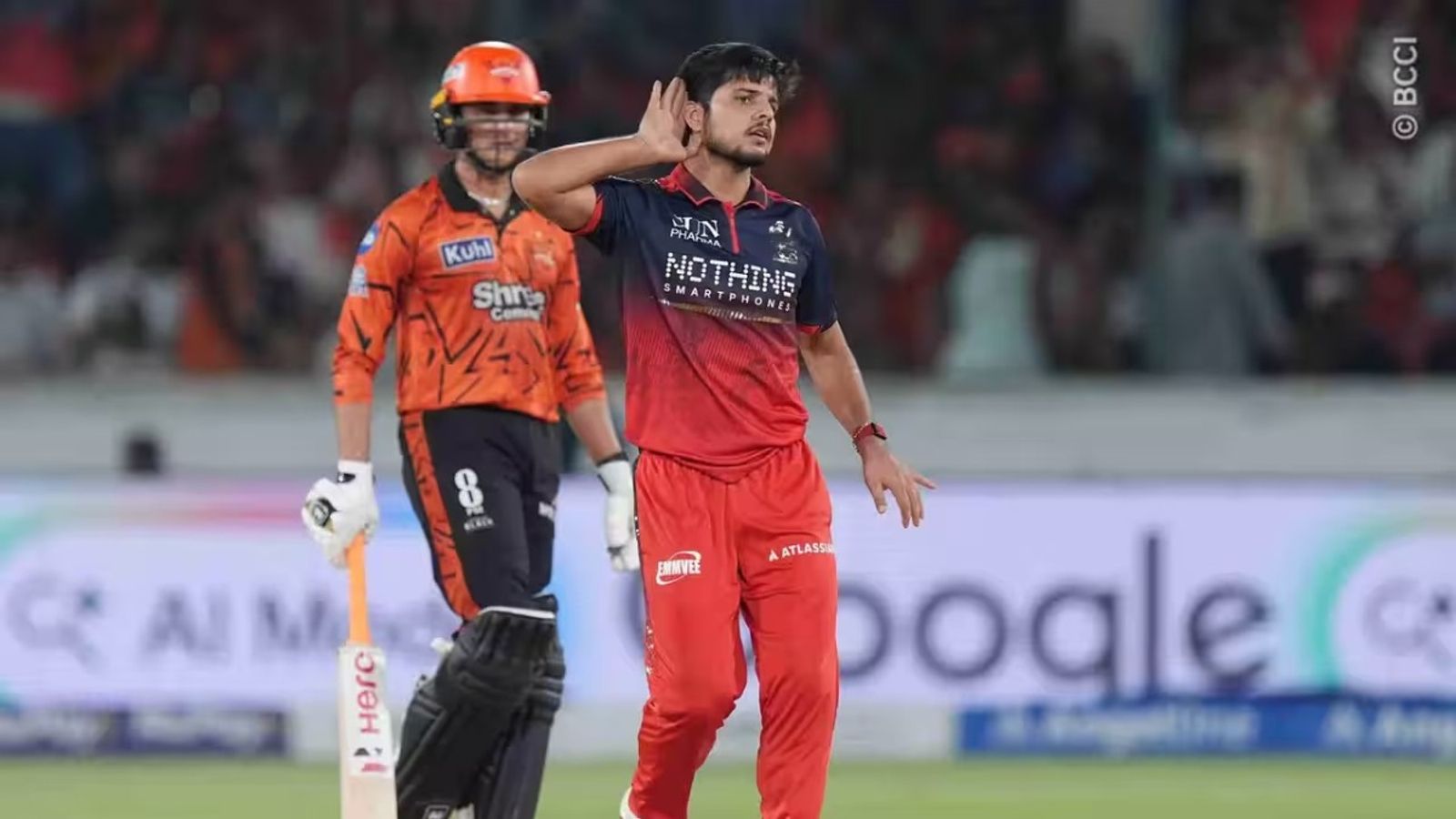 SRH vs RCB : 255 रन बनाकर भी हैदराबाद के हाथ से फिसला क्वालीफायर 1, RCB को मिली आखिरी मैच में हार विकेट लेने के बाद रासिख सलाम डार