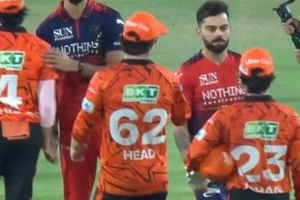 RCB vs SRH: विराट कोहली ने मैच के बाद ट्रेविस हेड से नहीं मिलाया हाथ, बहस के बाद किया नजरअंदाज, Video SportsTak Hindi