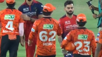 RCB vs SRH: विराट कोहली ने मैच के बाद ट्रेविस हेड से नहीं मिलाया हाथ, बहस के बाद किया नजरअंदाज, Video SportsTak Hindi