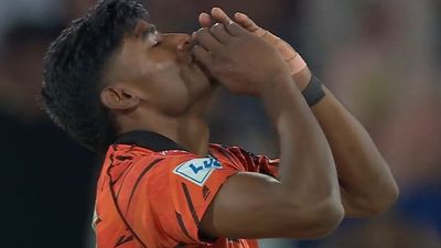IPL 2026: विराट कोहली को 21 साल के गेंदबाज ने कैसे अपने जाल में फंसासा? जीत के बाद पूर्व भारतीय खिलाड़ी को दिया क्रेडिट SportsTak Hindi