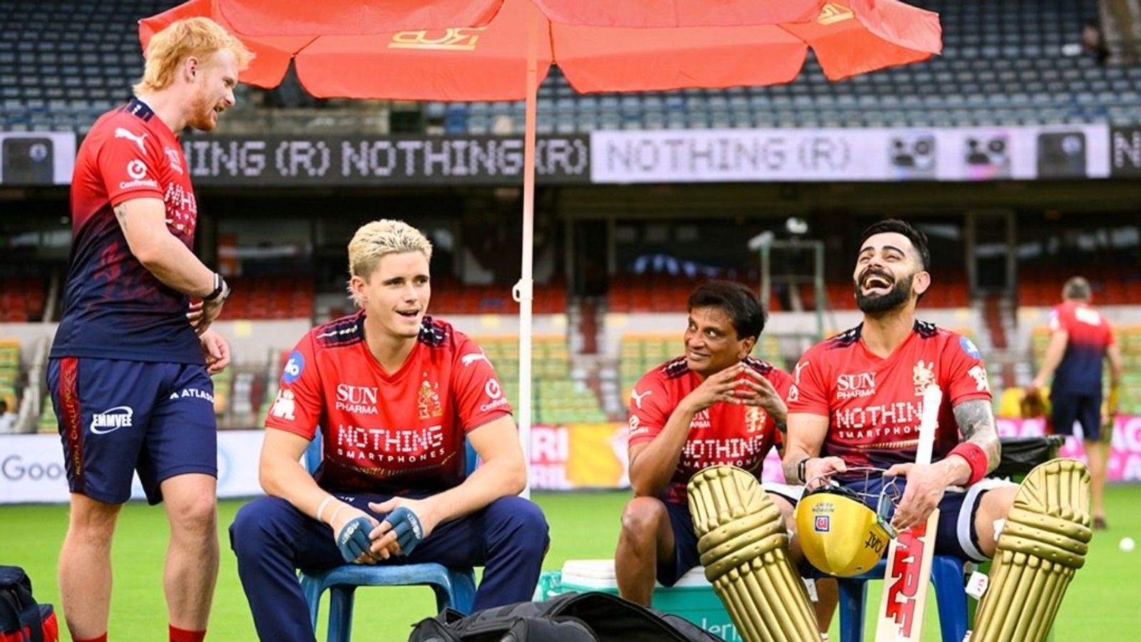 RCB को प्लेऑफ से पहले जोर का झटका, विस्फोटक ओपनिंग बल्लेबाज IPL 2026 से बाहर जैकब बेथेल (बाएं से दूसरे) (Photo: RCB)