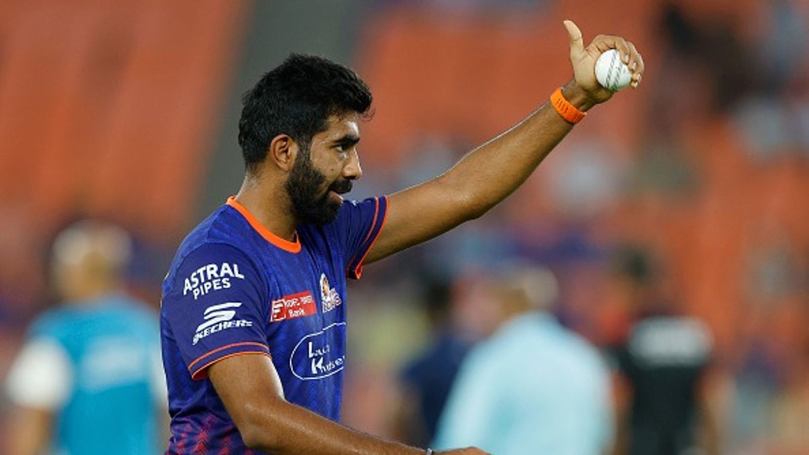 जसप्रीत बुमराह के साथ खिलवाड़! इंजरी के बावजूद खेलते रहे IPL, MI कोच जयवर्धने ने बताया फ्लॉप होने का कारण आईपीएल मैच से पहले अभ्यास के दौरान जसप्रीत बुमराह
