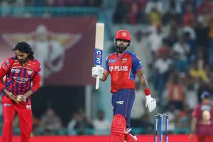 LSG vs PBKS : श्रेयस अय्यर ने शतक से छह हार के बाद दिलाई जीत, प्लेऑफ की रेस में जिंदा पंजाब SportsTak Hindi