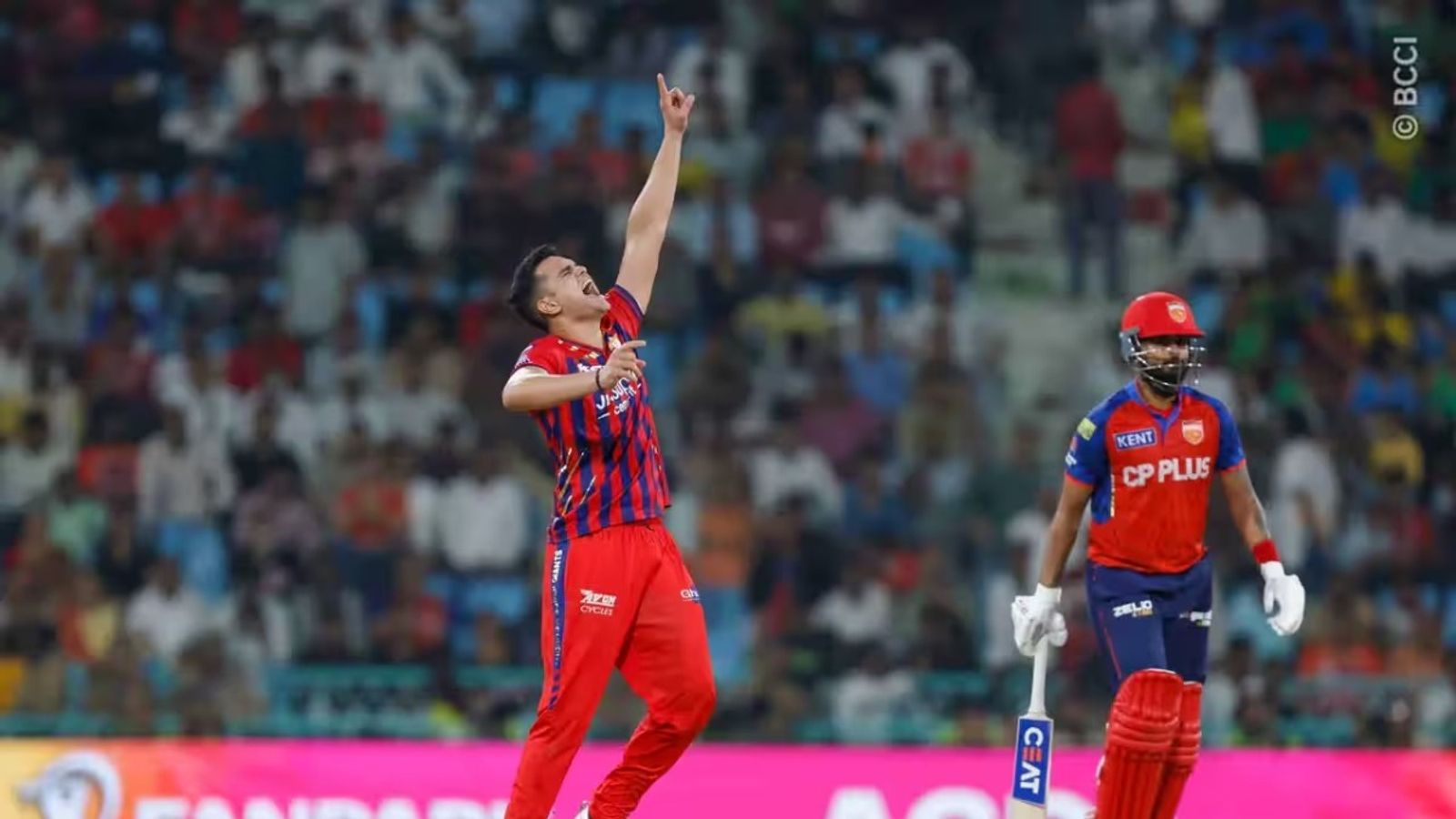 अर्जुन तेंदुलकर की धारदार गेंदबाजी से इंप्रेस हुए आर. अश्विन, बोले - जिस तरह से बॉडीलाइन पर... विकेट लेने के बाद अर्जुन तेंदुलकर