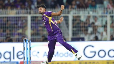 KKR को लगा 18 करोड़ का फटका! पथिराना हुए बाहर तो 129 गेंद में तिहरा शतक जड़ने वाले को किया शामिल, जानें कौन है ये धुरंधर ? Matheesha Pathirana in this frame. (X)