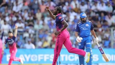 MI vs RR : जोफ्रा आर्चर के कहर से प्लेऑफ में राजस्थान, मुंबई की हार से पंजाब और केकेआर का बिखरा सपना Jofra Archer after taking Rohit's wicket