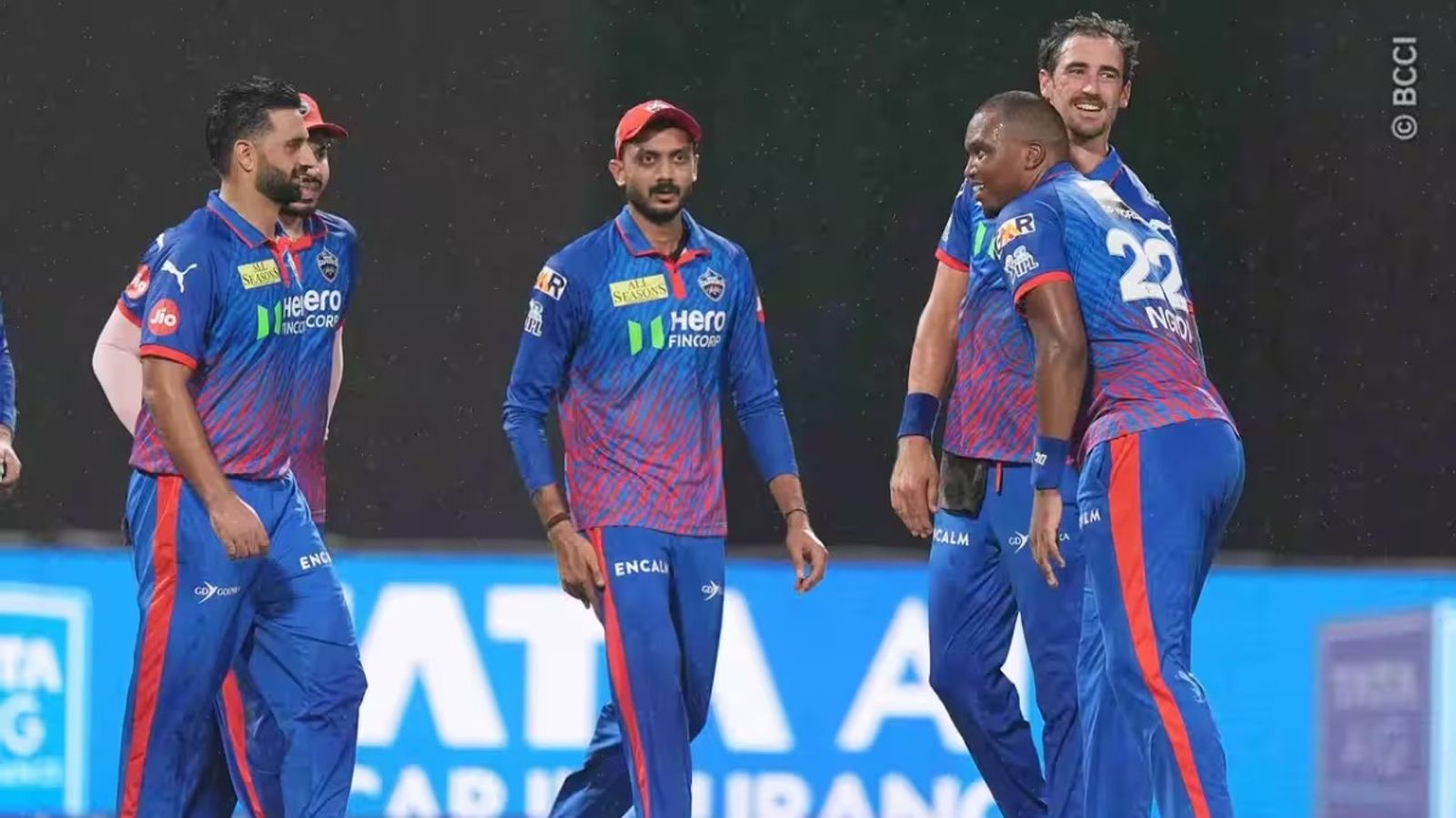 KKR vs DC : लुंगी-कुलदीप के जादू से दिल्ली की जीत से विदाई, केकेआर का 40 रन की हार से सीजन समाप्त विकेट लेने के बाद लुंगी एंगिडी