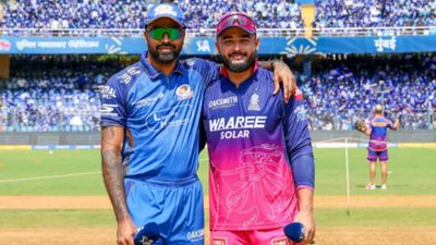 IPL 2026 में चोट के बावजूद खेले ये 7 भारतीय, टीम इंडिया के साथ करियर को दांव पर लगाया SportsTak Hindi