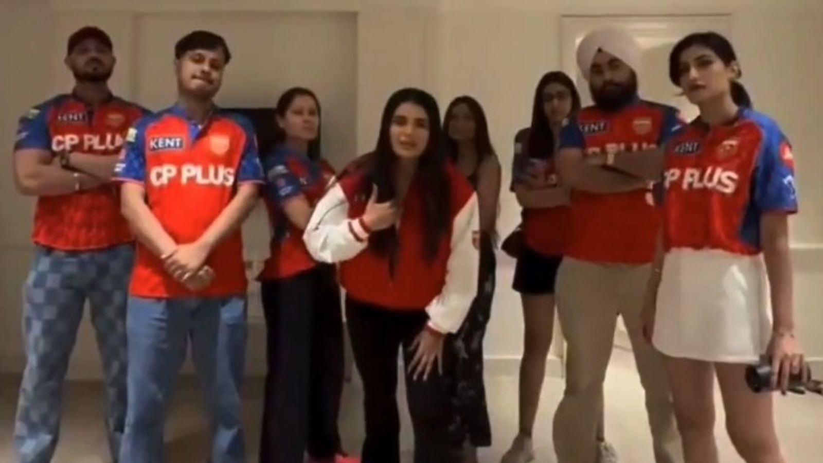 'लोग मुझे गालियां दे रहे हैं', पंजाब किंग्स के बाहर होन पर श्रेयस अय्यर की बहन का छलका दर्द, VIDEO वायरल एक रील बनाने के दौरान श्रेयस अय्यर की बहन