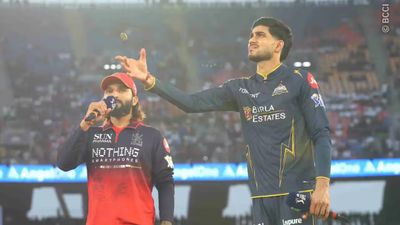 RCB vs GT : गुजरात में एक बड़ा बदलाव तो RCB के लिए फिल साल्ट की वापसी हुई या नहीं? जानें दोनों टीमों की Playing XI Shubman Gill and Rajat Patidar during the toss