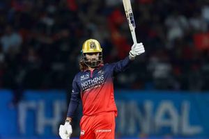 RCB के लिए शतक से चूके कप्तान रजत पाटीदार, 254 रन का विशाल टोटल बनाकर टीम ने गुजरात का रिकॉर्ड किया ध्वस्त SportsTak Hindi