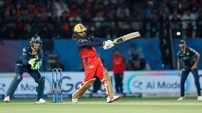 RCB vs GT : RCB ने फाइनल में एंट्री का जड़ा 'पंजा', पाटीदार के तूफान से धर्मशाला में उड़ी शुभमन गिल की सेना Rajat Patidar plays a shot in the match against Gujarat