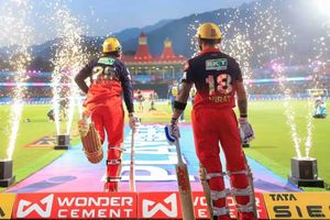RCB ने 5वीं बार IPL फाइनल में बनाई जगह, जानें पिछली 4 बार में ट्रॉफी के लिए कब-कब मिली हार और किससे जीती विराट सेना SportsTak Hindi