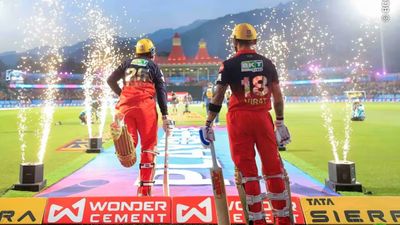 RCB ने 5वीं बार IPL फाइनल में बनाई जगह, जानें पिछली 4 बार में ट्रॉफी के लिए कब-कब मिली हार और किससे जीती विराट सेना Venkatesh Iyer and Virat Kohli