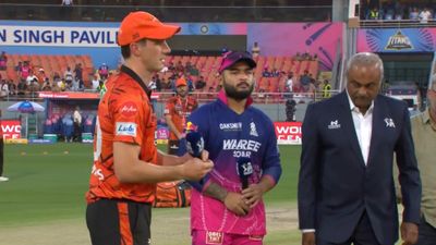 RR vs SRH : हैदराबाद में एक बड़ा बदलाव तो रियान पराग की टीम में जडेजा हैं या नहीं? जानें Playing XI Pat Cummins and Riyan Parag during the toss.