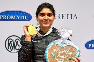 ISSF World Cup: 21 साल की भारतीय शूटर ने वर्ल्ड रिकॉर्ड के साथ जीता गोल्ड, ओलिंपिक चैंपियन को बुरी तरह हराया SportsTak Hindi