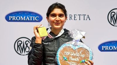 ISSF World Cup: 21 साल की भारतीय शूटर ने वर्ल्ड रिकॉर्ड के साथ जीता गोल्ड, ओलिंपिक चैंपियन को बुरी तरह हराया SportsTak Hindi