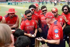 IPL 2026 के दूसरे क्वालिफायर से पहले BCCI को खिलाड़ियों और मैच अधिकारियों के स्मार्ट सनग्लासेस पहनने पर क्यों लगाना पड़ा बैन? SportsTak Hindi