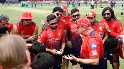 IPL 2026 के दूसरे क्वालिफायर से पहले BCCI को खिलाड़ियों और मैच अधिकारियों के स्मार्ट सनग्लासेस पहनने पर क्यों लगाना पड़ा बैन? SportsTak Hindi