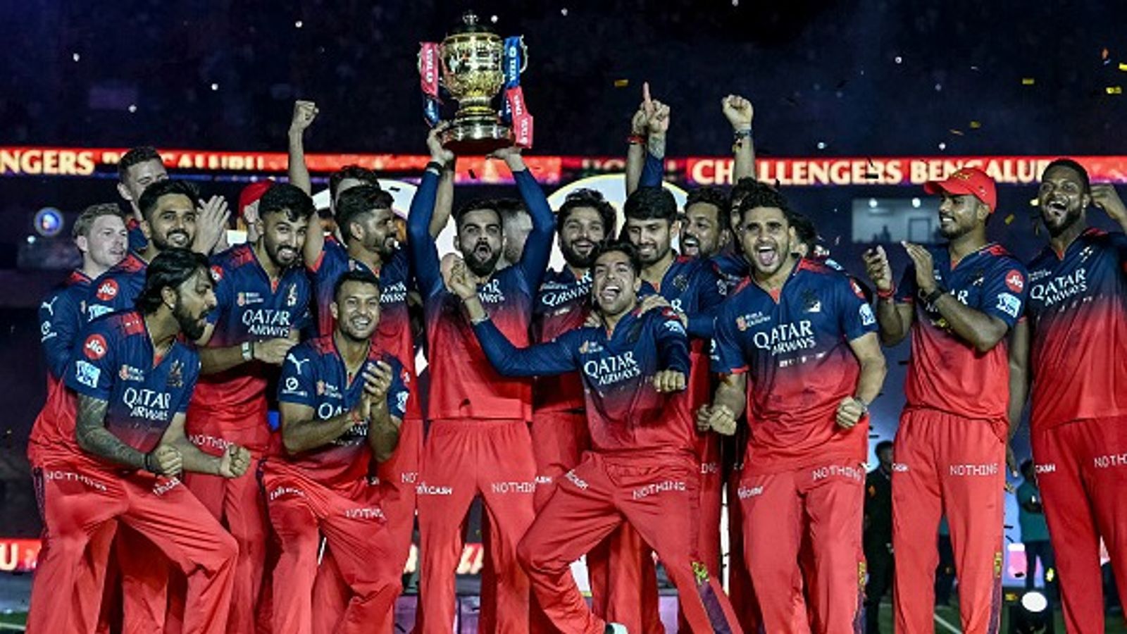 क्या रॉयल चैलेंजर्स बेंगलुरु बचा पाएगी अपना खिताब, जानें अब तक किन टीमों ने लगातार दो बार जीती IPL ट्रॉफी? आरसीबी डिफेंडिंग चैंपियन हैं. (PC: Getty)